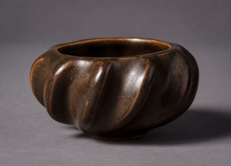 Picture of Vessel with Angled Ribbing